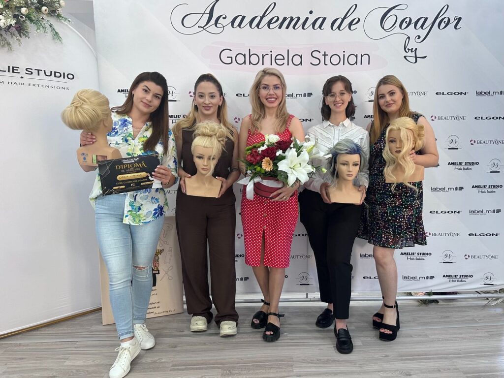Absolvente ale cursului de calificare coafor