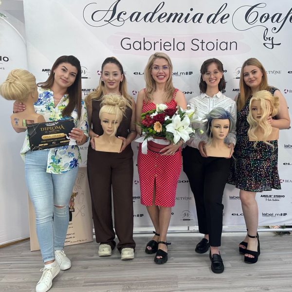 Absolvente ale cursului de calificare coafor