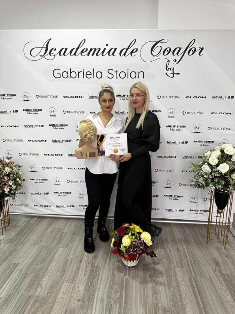 Absolventă cu diploma de inițiere în coafor